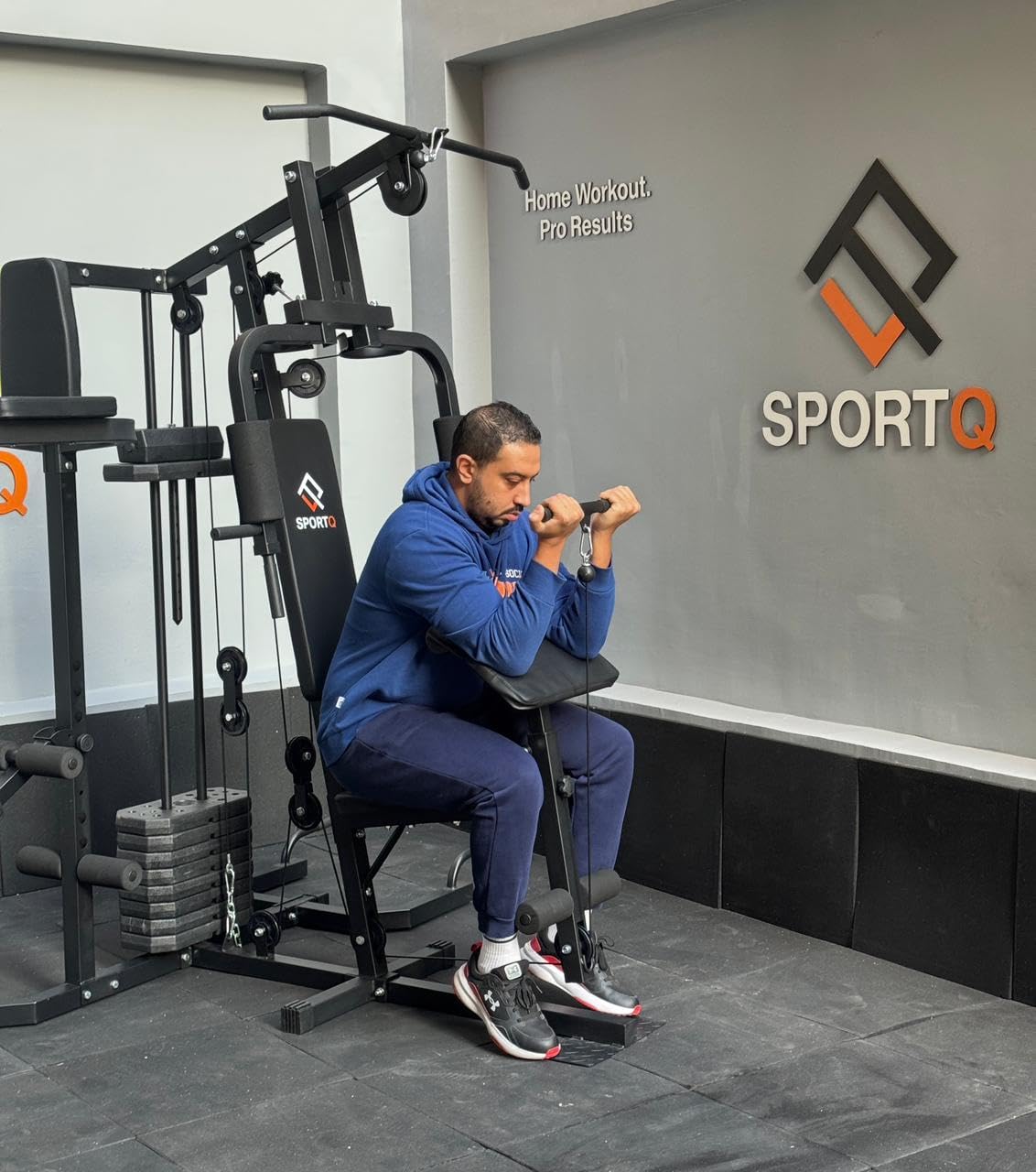 جهاز جيم منزلي متعدد الوظائف من سبورت كيو®️جهاز تمارين شامل لكامل الجسم مع أوزان مدمجة، عقلة ومتوازي، بنش قابل للتعديل، لتدريب الصدر والظهر والأكتاف والذراعين والبطن والساقين – مثالي للمنزل ‎SportQ