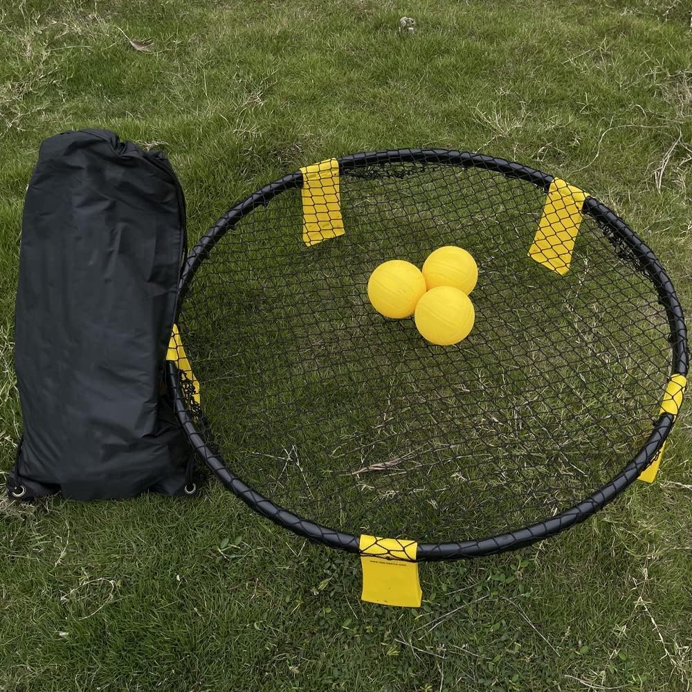 Outdoor rebound training net with yellow practice balls and portable carry bag, designed for solo drills, reaction speed, and skill improvement on grass.
شبكة تدريب ارتداد للاستخدام الخارجي مع كرات تدريب صفراء وشنطة حمل، مصممة لتمارين فردية وتحسين سرعة رد الفعل وتطوير المهارات.