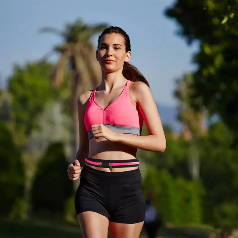 Woman jogging outdoors wearing a slim running waist belt, designed for comfortable movement and carrying essentials during fitness activities.
سيدة تمارس الجري في الهواء الطلق مرتدية حزام خصر للجري، يوفر راحة أثناء الحركة وحمل الأغراض الأساسية أثناء التمارين.